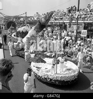 Der Wagen der Weltraumzeit während der Battle of the Flowers Parade in Jersey. Stockfoto