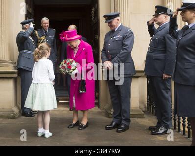 Königin Elizabeth II. Erhält von Charlotte Murphy während eines Besuchs im Hauptquartier der 603-Staffel der Royal Auxiliary Air Force (RAuxAF) in Edinburgh eine schicke Blumenpracht. Stockfoto