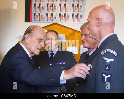 Der Duke of Edinburgh überreicht dem leitenden Flugzeugbauer Michael Charles Freshour (rechts) eine Afghanistan Service Medal während eines Besuchs im Hauptquartier der Royal Auxiliary Air Force's (RAuxAF) 603 Squadron in Edinburgh. Stockfoto