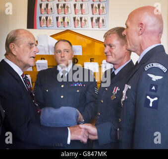 Der Duke of Edinburgh überreicht dem leitenden Flugzeugbauer Michael Charles Freshour (rechts) eine Afghanistan Service Medal während eines Besuchs im Hauptquartier der Royal Auxiliary Air Force's (RAuxAF) 603 Squadron in Edinburgh. Stockfoto