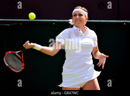 Timea Bacsinszky im Einsatz gegen Sabine Lisicki während des Tages sechs der Wimbledon Championships im All England Lawn Tennis und Croquet Club, Wimbledon. Stockfoto