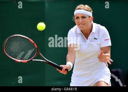 Timea Bacsinszky im Einsatz gegen Sabine Lisicki während des Tages sechs der Wimbledon Championships im All England Lawn Tennis und Croquet Club, Wimbledon. Stockfoto