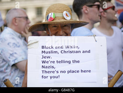 Antifaschistische Demonstranten, die an einer Gegendemonstration gegen eine "Anti-Shomrim"-Demonstration in Whitehall im Zentrum von London teilnehmen. Stockfoto