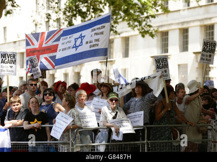 Antifaschistische Demonstranten, die an einer Gegendemonstration gegen eine "Anti-Shomrim"-Demonstration in Whitehall im Zentrum von London teilnehmen. Stockfoto