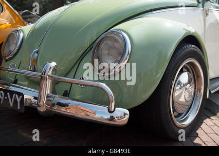 MEDEMBLIK, Niederlande - Juli 27,2014: Frontansicht eines Oldtimers Volkwagen Käfer (Kever). eine Oldtimer-Show Stockfoto