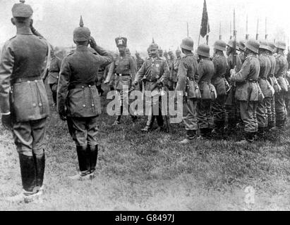 Kaiser Wilhelm II. Und Kronprinz Wilhelm inspizieren die Truppen Auf der Vorderseite Stockfoto