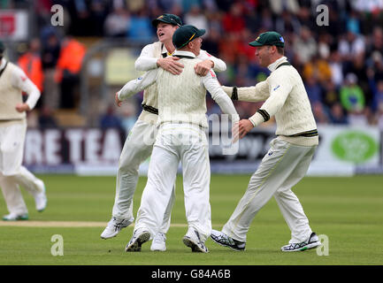 Der australische David Warner wird von Steve Smith und Michael Clarke gratuliert, nachdem er beim ersten Investec Ashes Test im SWALEC Stadium, Cardiff, den englischen Adam Lyth entlassen hatte. Stockfoto