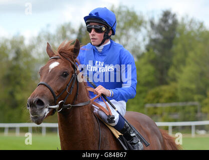 Pferderennen - Derby Trial Raceday - Rennbahn Lingfield Park. Jockey William Buick nach seiner Fahrt auf der starken Herausforderung in den Betfred TV Scoop6/british Hengst Studs EBF Maiden Stakes Stockfoto