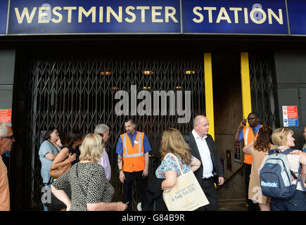 Die U-Bahnstation Westminster in London ist wegen eines Feueralarms geschlossen. Stockfoto