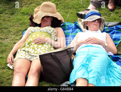 Die Zuschauer entspannen sich am dritten Tag der Wimbledon Championships im All England Lawn Tennis und Croquet Club in Wimbledon auf dem Murray Mount. Stockfoto