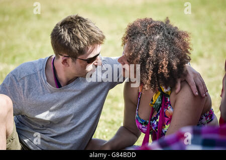 Beim Glastonbury Festival sitzen Menschen. DRÜCKEN SIE VERBANDSFOTO. Bilddatum: Donnerstag, 25. Juni 2015. Bildnachweis sollte lauten: Ben Birchall/PA Wire Stockfoto