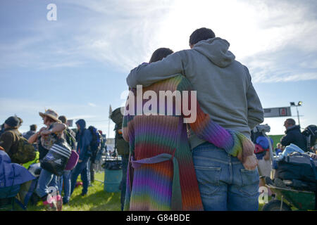 Beim Glastonbury Festival kuscheln die Menschen. DRÜCKEN SIE VERBANDSFOTO. Bilddatum: Mittwoch, 24. Juni 2015. Bildnachweis sollte lauten: Ben Birchall/PA Wire Stockfoto