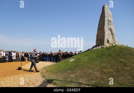 Der Prinz von Wales (rechts), Patron des Combined Operations Pilotage Parties Memorial Fund (COPP) legt während eines Besuchs auf Hayling Island in Hampshire einen Kranz an einem Denkmal, das COPP-Helden gewidmet ist. Stockfoto