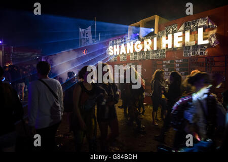 Glastonbury Festival 2015 - Tag 3. Kunstausstellungen und Festivalaufführungen in der Shangri-Hölle-Gegend von Shangrila beim Glastonbury Festival. Stockfoto