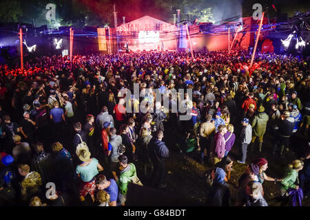 Beim Glastonbury Festival tanzen Menschenmassen in der Shangri Hell Gegend von Shangrila. Stockfoto