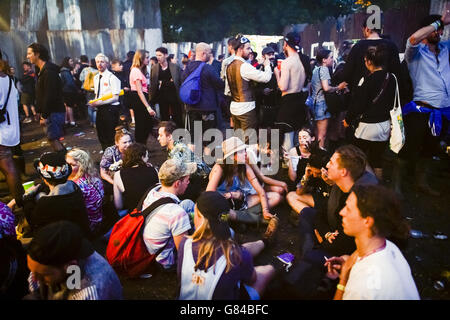 Glastonbury Festival 2015, Tag 3. Beim Glastonbury Festival werden die Menschen im Block 9-Bereich zum Chillen gebracht. Stockfoto