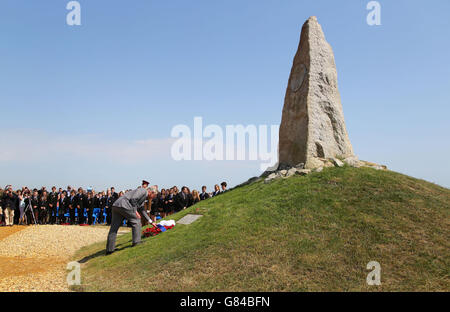 Der Prinz von Wales (rechts), Patron des Combined Operations Pilotage Parties Memorial Fund (COPP) legt während eines Besuchs auf Hayling Island in Hampshire einen Kranz an einem Denkmal, das COPP-Helden gewidmet ist. Stockfoto