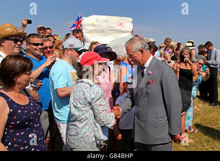 Der Prinz von Wales, Patron des Combined Operations Pilotage Parties Memorial Fund (COPP) trifft sich mit Mitgliedern der Öffentlichkeit, nachdem er bei einem Besuch auf Hayling Island in Hampshire einen Kranz an einer Gedenkstätte für COPP-Helden niedergelegt hat. Stockfoto