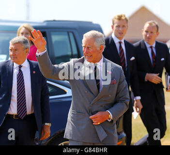 Der Prinz von Wales (rechts), Patron des Combined Operations Pilotage Parties Memorial Fund (COPP) während einer Gedenkstätte, die den COPP-Helden bei einem Besuch auf Hayling Island in Hampshire gewidmet ist. Stockfoto