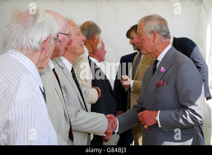 Der Prinz von Wales (rechts), Patron des Combined Operations Pilotage Parties Memorial Fund (COPP) trifft Veteranen, nachdem er bei einem Besuch auf Hayling Island in Hampshire einen Kranz an einer Gedenkstätte für COPP-Helden niedergelegt hat. Stockfoto