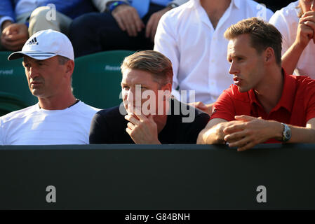 Bastian Schweinsteiger (Mitte) von Bayern München beobachtet Ana Ivanovic am dritten Tag der Wimbledon-Meisterschaften im All England Lawn Tennis and Croquet Club in Wimbledon in Aktion. Stockfoto