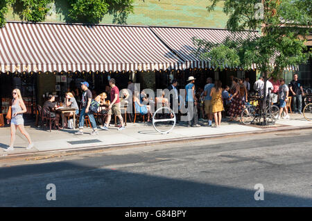 Alfresco sonntags-Brunch in einem Café auf der Third Avenue in East Village in New York City Stockfoto