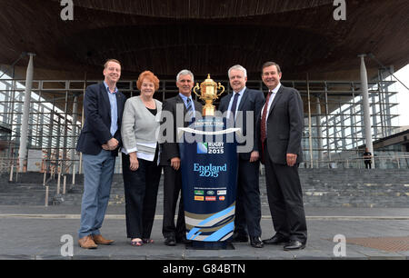 Der Webb Ellis Cup im Senedd, Cardiff, mit (links - rechts) Phil Bale, dem Vorsitzenden des Cardiff Council, Dame Rosemary Butler, dem Vorsteher von Officer, Gareth Davies, dem Vorsitzenden der Welsh Rugby Union, Carwyn Jones IST DIE erste Ministerin für Wales und Roger Lewis Chief Executive der Welsh Rugby Union während der 100-tägigen Rugby World Cup Trophy Tour durch Großbritannien und Irland. Stockfoto