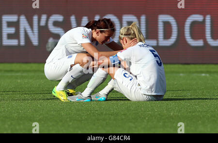 Der englische Steph Houghton wird von Jill Scott nach dem letzten Pfiff des FIFA Women's World Cup Canada 2015 Halbfinale zwischen Japan und England im Commonwealth Stadium in Edmonton, Alberta, Kanada, getröstet. Stockfoto