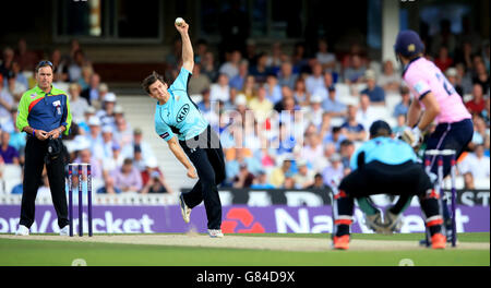 Cricket - NatWest t20 Blast - Southern Division - Surrey / Middlesex - Kia Oval. Surreys Zafar Ansari köpft gegen Middlesex. Stockfoto