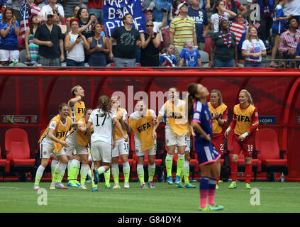 Die US-Amerikanerin Tobin Heath (17) feiert ihr Tor mit Teamkollegen beim FIFA Frauen-WM-Finale 2015 zwischen den USA und Japan im BC Place Stadium in Vancouver, Kanada. Stockfoto