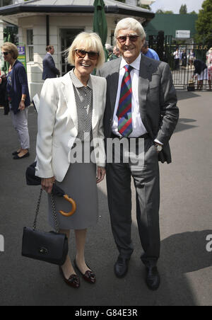 Sir Michael Parkinson und Lady Mary Parkinson treffen am 8. Tag der Wimbledon Championships im All England Lawn Tennis and Croquet Club in Wimbledon ein. Stockfoto