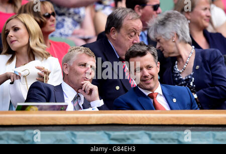 Königliche Hoheit Kronprinz Frederik von Dänemark (rechts) mit Dr. Christian von Buchwald während des achten Tages der Wimbledon-Meisterschaften im All England Lawn Tennis and Croquet Club, Wimbledon. Stockfoto