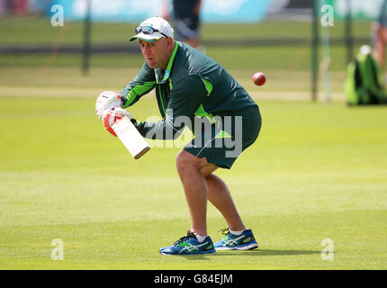 Australien-Cheftrainer Darren Lehmann während der Nets-Session vor dem ersten Investec Ashes Test im SWALEC Stadium, Cardiff. Stockfoto