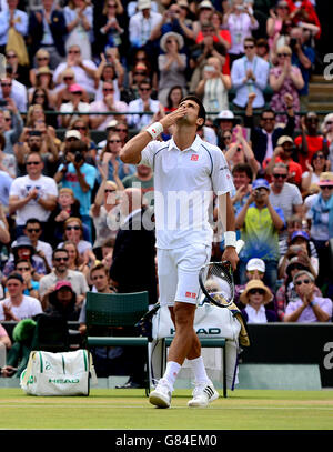 Novak Djokovic feiert den Sieg über Kevin Anderson am achten Tag der Wimbledon Championships beim All England Lawn Tennis und Croquet Club in Wimbledon. Stockfoto