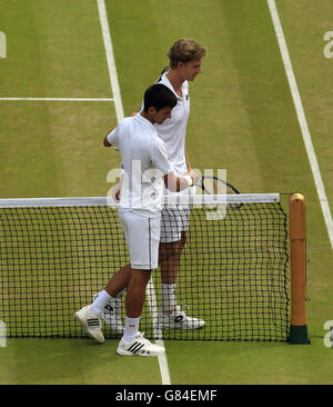 Novak Djokovic feiert den Sieg über Kevin Anderson am siebten Tag der Wimbledon Championships beim All England Lawn Tennis und Croquet Club in Wimbledon. Stockfoto