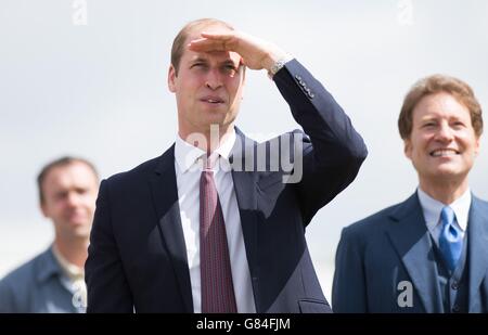 Der Herzog von Cambridge sieht sich eine Flugausstellung einer neu restaurierten Supermarine Spitfire Mark I N3200 im Imperial war Museum in Duxford an. Stockfoto