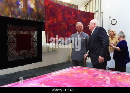 Der Prinz von Wales und die Herzogin von Cornwall werden von Charles (zweiter von links) und Patricia Lester (rechts) während ihres Besuchs im Atelier der Modedesigner in Abergavenny geführt. Stockfoto