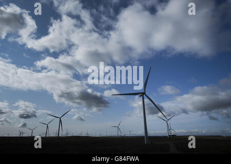 Ein Blick auf Turbinen auf Whitelee Windpark in East Renfrewshire, dem größten Onshore-Windpark Großbritanniens, wie die schottische Regierung sagte, wurde ein Notgipfel einberufen, nachdem Westminster beschlossen hatte, ein Subventionsprogramm für Onshore-Windparks abzuschaffen, von mehr als 200 Menschen besucht worden war. Stockfoto