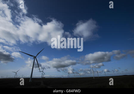 Ein Blick auf Turbinen auf Whitelee Windpark in East Renfrewshire, dem größten Onshore-Windpark Großbritanniens, wie die schottische Regierung sagte, wurde ein Notgipfel einberufen, nachdem Westminster beschlossen hatte, ein Subventionsprogramm für Onshore-Windparks abzuschaffen, von mehr als 200 Menschen besucht worden war. Stockfoto