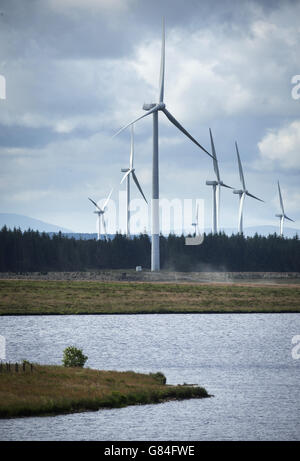Ein Blick auf Turbinen auf Whitelee Windpark in East Renfrewshire, dem größten Onshore-Windpark Großbritanniens, wie die schottische Regierung sagte, wurde ein Notgipfel einberufen, nachdem Westminster beschlossen hatte, ein Subventionsprogramm für Onshore-Windparks abzuschaffen, von mehr als 200 Menschen besucht worden war. Stockfoto