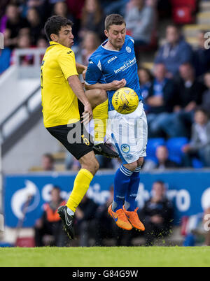 Karen Muradyan ON von Alashkert FC und Tam Scobbie von St. Johnstone kämpfen während der Europa League First Qualifying Round, Second Leg, im McDiarmid Park, Perth, Schottland, um den Ball. Stockfoto