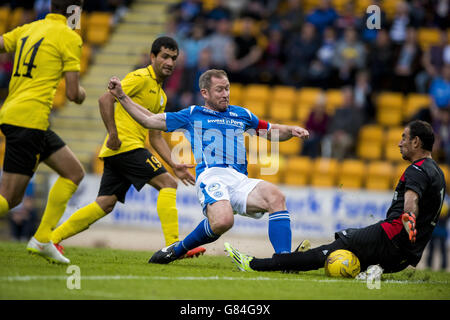 Fraser Wright von St. Johnstone und Gevorg Kasparov von Alashkert kämpfen während der Europa League First Qualifying Round, Second Leg, im McDiarmid Park, Perth, Schottland, um den Ball. Stockfoto