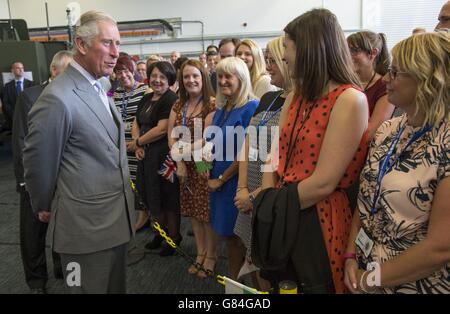 Der Prinz von Wales trifft sich mit Mitarbeitern, als er General Dynamics UK in Blackwood besucht, während er den Ingenieuren bei einem Besuch in Südwales große Daumen nach oben zeigte. Stockfoto