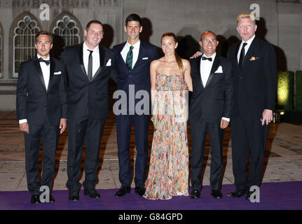 Novak Djokovic und seine Frau Jelena (Mitte) Boris Becker (rechts) beim Champions' Dinner in der Guidlhall in der City of London. Stockfoto