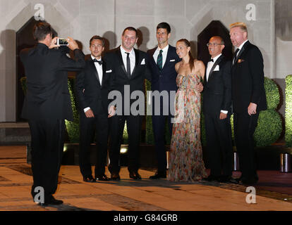 Ankunft Des Wimbledon-Abendessens. Novak Djokovic und seine Frau Jelena (Mitte) Boris Becker (rechts) kommen beim Champions' Dinner in der Guidlhall in der City of London an. Stockfoto