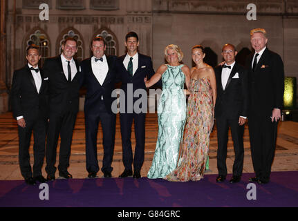 Novak Djokovic (4. Links) und seine Frau Jelena (3. Rechts) Boris Becker (rechts) beim Champions' Dinner in der Guidlhall in der City of London. Stockfoto