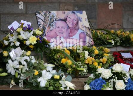 Ein Foto von Billy und Lisa Graham sitzt bei ihrem Begräbnis im Perth Crematorium neben Blumen, als die trauernde Tochter des Paares, das beim tunesischen Strandterror-Angriff getötet wurde, den Trauernden bei ihrem Begräbnis sagte, dass sie die "besten Eltern der Welt" seien. Stockfoto