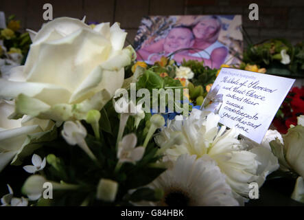 Blumen und eine Beileidsnote der Reiseunternehmen Thomson und First Choice bei der Beerdigung von Billy und Lisa Graham im Perth Crematorium, Wie die trauernde Tochter des Paares, das beim tunesischen Strandterror-Angriff getötet wurde, den Trauernden bei ihrem Begräbnis mitteilte, waren sie die „besten Eltern der Welt“. Stockfoto