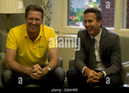 Der ehemalige australische Cricketspieler Glenn McGrath (links) und der ehemalige englische Cricketspieler Michael Vaughan (rechts) an einem runden Tisch vor dem zweiten Investec Ashes Test in Lord's, London. Stockfoto