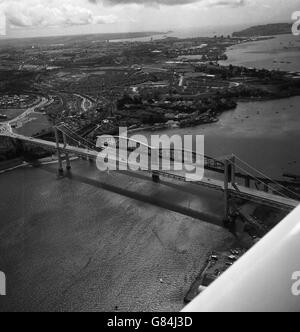 Gebäude und Denkmäler - Royal Albert Bridge - River Tamar. Isambard Kingdom Brunels Royal Albert Bridge, die Devon und Cornwall über den Fluss Tamar verbindet. Stockfoto